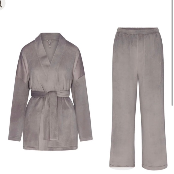 NWOT Skims Velour Pajama Pant and Robe Set - Picture 1 of 1
